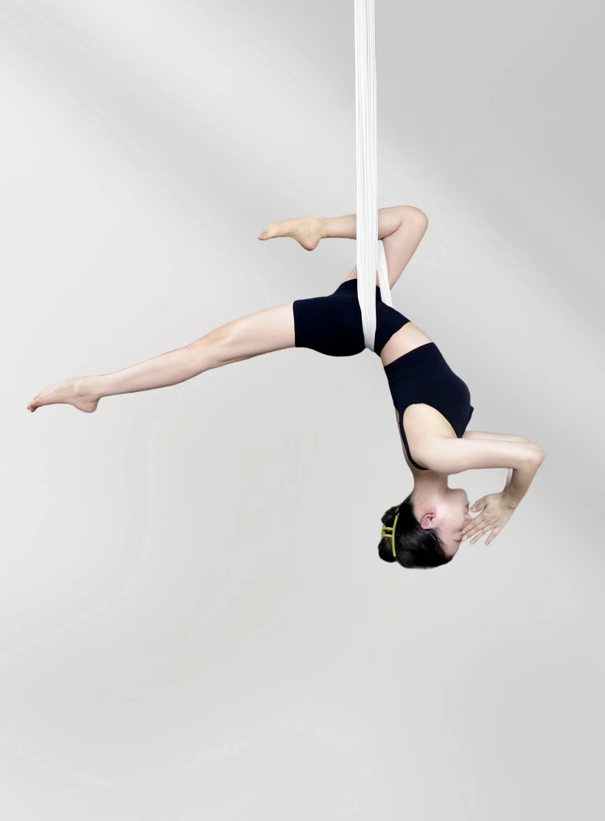 包含在城市屋顶举行的空中瑜伽秀,别样体验的词条 包含在城市屋顶举行的空中瑜伽秀,别样体验的词条