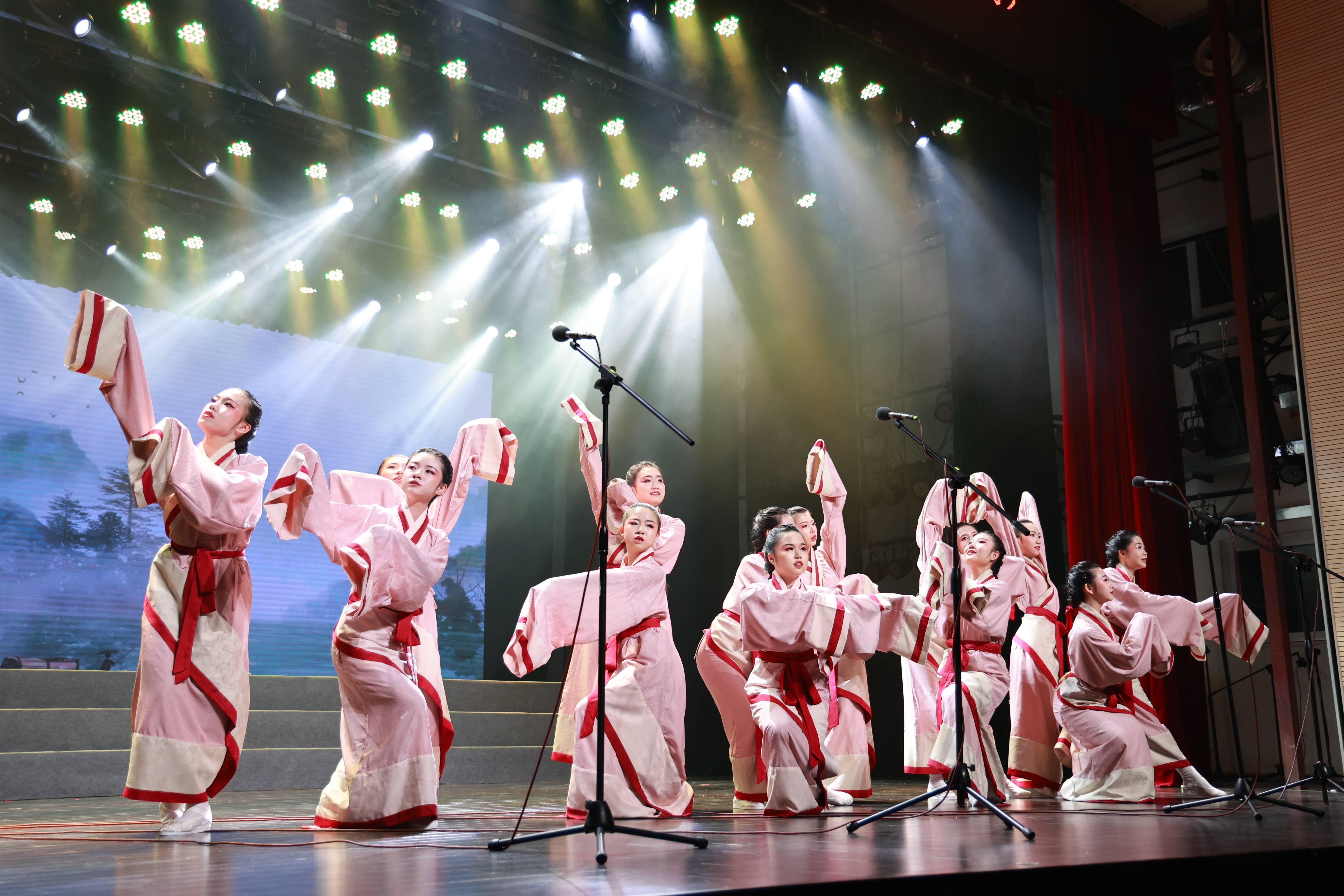 米兰体育官网入口-赛事期间的精彩表演与技术展示